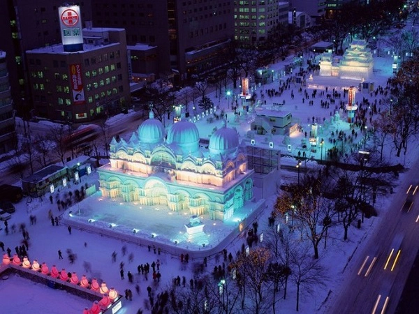 Sapporo, Hokkaido Sapporo là thành phố lớn thứ 4 ở Nhật nằm trên đảo Hokkaido. Nếu bạn đang tìm một nơi để vui chơi vào mùa đông ở Nhật, Sapporo và lễ hội băng tuyết là một nơi lý tưởng. Đây là sự kiện lớn nhất vào mùa đông ở Nhật tổ chức tháng 2 hàng năm thu hút hàng triệu du khách từ khắp nơi tới tham gia. Sapporo vào dịp lễ hội này sẽ trưng bày rất nhiều tác phẩm nghệ thuật làm từ băng tuyết. Ảnh: pandotrip. Sapporo, Hokkaido Sapporo là thành phố lớn thứ 4 ở Nhật nằm trên đảo Hokkaido. Nếu bạn đang tìm một nơi để vui chơi vào mùa đông ở Nhật, Sapporo và lễ hội băng tuyết là một nơi lý tưởng. Đây là sự kiện lớn nhất vào mùa đông ở Nhật tổ chức tháng 2 hàng năm thu hút hàng triệu du khách từ khắp nơi tới tham gia. Sapporo vào dịp lễ hội này sẽ trưng bày rất nhiều tác phẩm nghệ thuật làm từ băng tuyết. Ảnh: pandotrip.