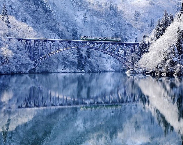 Tadami, Aizu, Fukushima Đây là một ngôi làng nằm ở vùng núi có rất nhiều góc cho du khách ngắm "đã" mắt. Bên cạnh các ngọn núi, hồ nước, làng còn có hai dòng sông Ina và Tadami chảy qua. Một cây cầu đường sắt cũng rất nổi tiếng có tên Tadami line. Tuyết rơi ở Aizu thuộc vào top nhiều nhất ở Nhật vì thế các khu rừng, dốc núi đều sẽ phủ một lớp tuyết dày tạo cảnh tượng đẹp như cõi tiên. Ảnh: Hide Ktg. Tadami, Aizu, Fukushima Đây là một ngôi làng nằm ở vùng núi có rất nhiều góc cho du khách ngắm "đã" mắt. Bên cạnh các ngọn núi, hồ nước, làng còn có hai dòng sông Ina và Tadami chảy qua. Một cây cầu đường sắt cũng rất nổi tiếng có tên Tadami line. Tuyết rơi ở Aizu thuộc vào top nhiều nhất ở Nhật vì thế các khu rừng, dốc núi đều sẽ phủ một lớp tuyết dày tạo cảnh tượng đẹp như cõi tiên. Ảnh: Hide Ktg.