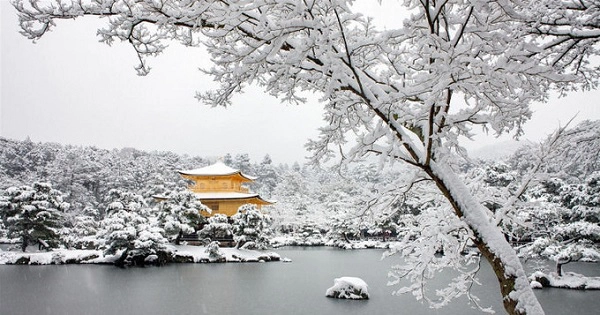 Kinkaku-ji, Kyoto Đây là chùa Vàng - điểm đến đẹp nhất ở cố đô Kyoto. Công trình càng đẹp hơn khi mùa đông tuyết phủ bốn bề, còn chùa nổi bật với màu vàng. Công trình xây năm 1397 và là một điểm đến Phật giáo linh thiêng. Sau nhiều thế kỷ với những biến cố lịch sử, ngôi chùa Vàng hiện tại là công trình xây lại năm 1955. Những lá vàng được dát thêm trên chùa để bảo vệ những người đã khuất khỏi nguồn năng lượng xấu. Ảnh: Tim Czajkowski. Kinkaku-ji, Kyoto Đây là chùa Vàng - điểm đến đẹp nhất ở cố đô Kyoto. Công trình càng đẹp hơn khi mùa đông tuyết phủ bốn bề, còn chùa nổi bật với màu vàng. Công trình xây năm 1397 và là một điểm đến Phật giáo linh thiêng. Sau nhiều thế kỷ với những biến cố lịch sử, ngôi chùa Vàng hiện tại là công trình xây lại năm 1955. Những lá vàng được dát thêm trên chùa để bảo vệ những người đã khuất khỏi nguồn năng lượng xấu. Ảnh: Tim Czajkowski.