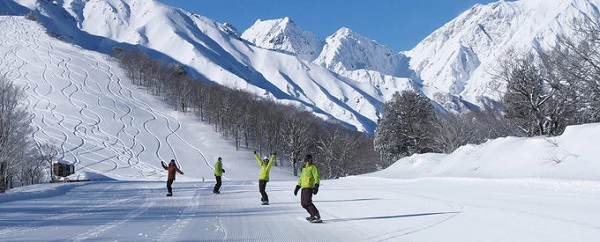 Hakuba, Nagano Những ngọn núi ở Hakuba phủ tuyết trắng xóa với nhiều dốc thoải, rộng, rất lý tưởng cho du khách ngắm cảnh, nghỉ dưỡng, và nhất là trượt tuyết. Hakuba có nhiều khu nghỉ dưỡng phục vụ chủ yếu cho khách tới trượt tuyết nhưng cũng không thể thiếu dịch vụ tắm onsen truyền thống. Ảnh: Gdayjapan. Hakuba, Nagano Những ngọn núi ở Hakuba phủ tuyết trắng xóa với nhiều dốc thoải, rộng, rất lý tưởng cho du khách ngắm cảnh, nghỉ dưỡng, và nhất là trượt tuyết. Hakuba có nhiều khu nghỉ dưỡng phục vụ chủ yếu cho khách tới trượt tuyết nhưng cũng không thể thiếu dịch vụ tắm onsen truyền thống. Ảnh: Gdayjapan.