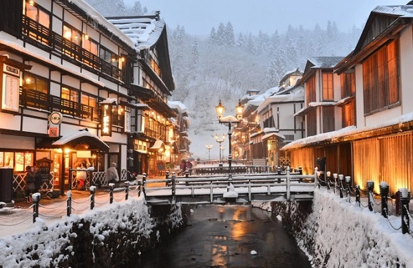 Ginzan Onsen, Yamagata Từng là một nơi nổi tiếng với nghề khai thác bạc, Ginzan Onsen hiện là một điểm đến nghỉ dưỡng nổi tiếng ở Yamagata, thuộc vùng Tohoku. Vào mùa đông những ngôi nhà gỗ truyền thống ở đây nổi bật với ánh đèn vàng, mái ngói phủ đầy tuyết, và không khí Giáng sinh ngập tràn đường phố. Ảnh: jnto. Ginzan Onsen, Yamagata Từng là một nơi nổi tiếng với nghề khai thác bạc, Ginzan Onsen hiện là một điểm đến nghỉ dưỡng nổi tiếng ở Yamagata, thuộc vùng Tohoku. Vào mùa đông những ngôi nhà gỗ truyền thống ở đây nổi bật với ánh đèn vàng, mái ngói phủ đầy tuyết, và không khí Giáng sinh ngập tràn đường phố. Ảnh: jnto.