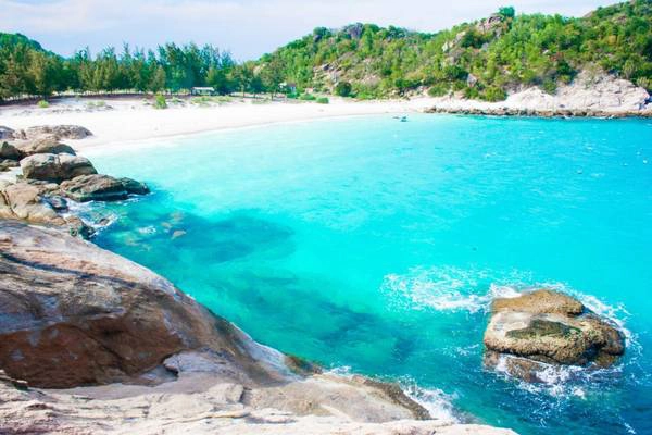 Nước biển xanh ngắt tại bãi cây Me. Ảnh: golux.vn