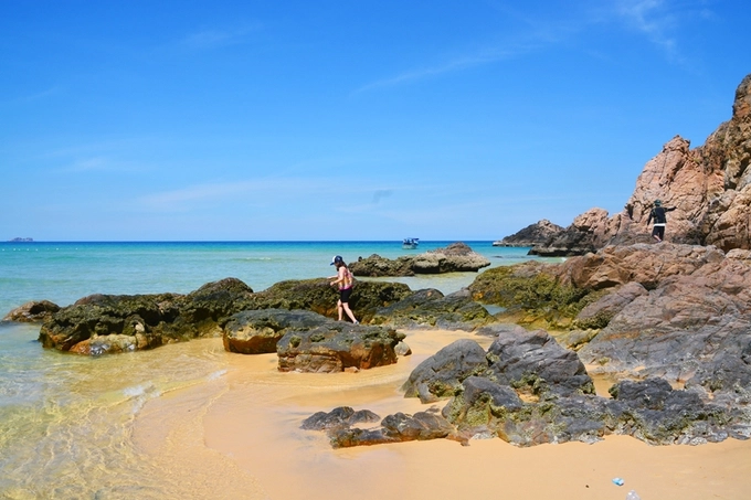 Kỳ Co Thuộc xã Nhơn Lý, cách thành phố Quy Nhơn 25 km về phía đông bắc, Kỳ Co có một mặt giáp biển, 3 mặt là đồi núi. Du khách tới Kỳ Co có thể chọn dịch vụ cano hoặc thuyền đi từ Eo Gió ra, trải nghiệm lênh đênh sóng nước và ngắm vẻ đẹp Nhơn Lý hùng vỹ. Nước biển ở Kỳ Co trong xanh, nhìn tận đáy, được ví như "Palawan của Việt Nam", vì thế mà du khách không thể bỏ qua hoạt động tắm biển, lặn ngắm san hô... Tour trọn gói đi Kỳ Co khoảng 350.000 đồng mỗi người. Ảnh: Tiến Hùng. Kỳ Co Thuộc xã Nhơn Lý, cách thành phố Quy Nhơn 25 km về phía đông bắc, Kỳ Co có một mặt giáp biển, 3 mặt là đồi núi. Du khách tới Kỳ Co có thể chọn dịch vụ cano hoặc thuyền đi từ Eo Gió ra, trải nghiệm lênh đênh sóng nước và ngắm vẻ đẹp Nhơn Lý hùng vỹ. Nước biển ở Kỳ Co trong xanh, nhìn tận đáy, được ví như "Palawan của Việt Nam", vì thế mà du khách không thể bỏ qua hoạt động tắm biển, lặn ngắm san hô... Tour trọn gói đi Kỳ Co khoảng 350.000 đồng mỗi người. Ảnh: Tiến Hùng.