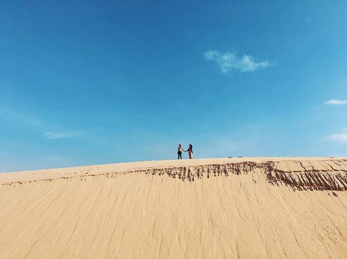 Đồi cát Phương Mai Đồi cát nằm cạnh bãi biển Nhơn Lý, thuộc bán đảo Phương Mai và cách trung tâm Quy Nhơn gần 20 km.Với địa hình dốc của đồi cát lên đến 50 m, tốc độ trượt cát ở đây có thể lên đến 30 - 40 km/h và gần như là tốc độ trượt nhanh nhất ở các đồi cát Việt Nam hiện nay. Buổi sớm dịu mát và buổi chiều lộng gió là thời điểm lý tưởng cho du khách khám phá tất cả thuộc về nơi đây. Leo lên đỉnh đồi, phóng tầm mắt ra xa du khách có thể nhìn thấy được một hồ nước trong xanh tương tự ở Bàu Trắng (Bình Thuận). Ảnh: ngoclittle18. Đồi cát Phương Mai Đồi cát nằm cạnh bãi biển Nhơn Lý, thuộc bán đảo Phương Mai và cách trung tâm Quy Nhơn gần 20 km.Với địa hình dốc của đồi cát lên đến 50 m, tốc độ trượt cát ở đây có thể lên đến 30 - 40 km/h và gần như là tốc độ trượt nhanh nhất ở các đồi cát Việt Nam hiện nay. Buổi sớm dịu mát và buổi chiều lộng gió là thời điểm lý tưởng cho du khách khám phá tất cả thuộc về nơi đây. Leo lên đỉnh đồi, phóng tầm mắt ra xa du khách có thể nhìn thấy được một hồ nước trong xanh tương tự ở Bàu Trắng (Bình Thuận). Ảnh: ngoclittle18.