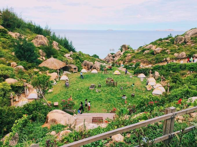 Trung Lương Đây là một khu dã ngoại nằm cách thành phố Quy Nhơn khoảng 30 km, nằm ở phía đông đường ĐT 639 thuộc thôn Trung Lương, xã Cát Tiến, huyện Phù Cát. Từ những ngày mới mở vào năm 2016, nơi này đã thu hút rất nhiều khách ghé thăm để vui chơi, cắm trại, tận hưởng không khí thanh bình, gần gũi với thiên nhiên. Giá thuê lều trại ở đây khoảng 300.000 đồng một đêm cho hai người. Ảnh: Viettien11. Trung Lương Đây là một khu dã ngoại nằm cách thành phố Quy Nhơn khoảng 30 km, nằm ở phía đông đường ĐT 639 thuộc thôn Trung Lương, xã Cát Tiến, huyện Phù Cát. Từ những ngày mới mở vào năm 2016, nơi này đã thu hút rất nhiều khách ghé thăm để vui chơi, cắm trại, tận hưởng không khí thanh bình, gần gũi với thiên nhiên. Giá thuê lều trại ở đây khoảng 300.000 đồng một đêm cho hai người. Ảnh: Viettien11.