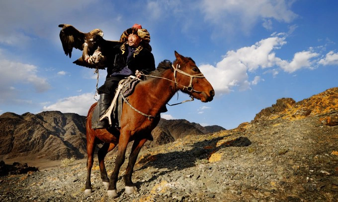 Ở nhà dân, cưỡi ngựa tại Kazakhstan và Kyrgyzstan  Nếu bạn chỉ có vài ngày rảnh rỗi, cuộc phiêu lưu tốt nhất trên con đường tơ lụa nên bắt đầu từ Kazakhstan và Kyrgyzstan. Đây là hai khu vực quan trọng nhất của tuyến đường. Một tour 9 ngày có giá từ 789 euro (chưa gồm vé máy bay), thời điểm khởi hành lý tưởng từ tháng 5 tới tháng 10 hàng năm.  Chặng đầu tiên của chuyến đi là các điểm tham quan ở Almaty, thủ đô đón ít du khách của Kazakhstan. Sau đó, bạn sẽ lái xe đến hẻm núi Charyn - chạy xuyên qua vùng đồng bằng hoang dã của Kazakhstan.  Khi đến Kyrgyzstan, bạn sẽ được trải nghiệm sự hiếu khách của các gia đình du mục. Thông thường du khách sẽ ở trong lều yurt, nấu ăn và dùng bữa với chủ nhà, khám phá khu vực xung quanh trên lưng ngựa.  Các địa điểm hấp dẫn với lịch sử phong phú tại quốc gia này gồm tháp Burana xây từ thế kỷ 11, một xưởng xây dựng kiểu du mục ở Kyzyl-Tuu. Ngoài ra, du khách còn có thể đi bộ qua thung lũng Chon-Kemin đẹp như tranh vẽ. Ảnh: Doopedia.