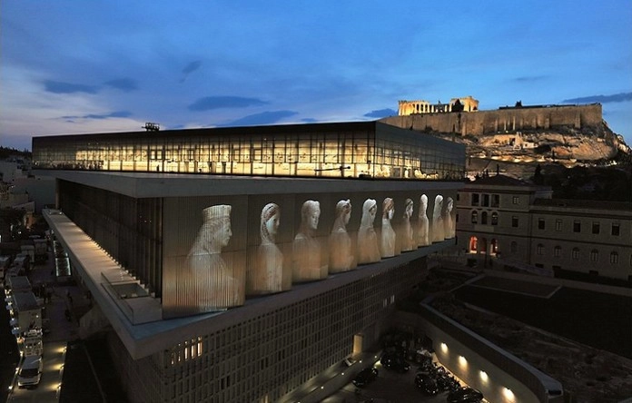Viện bảo tàng Acropolis: Toạ lạc ở chân ngọn đồi Acropolis với những phế tích cổ đại từ thế kỷ thứ 5 đến thế kỷ thứ 12 TCN, bảo tàng Acropolis được xây dựng và hoàn thiện vào năm 2009. Nơi đây trưng bày hơn 4.000 cổ vật và tầng trên cùng được kiến trúc sư Thụy Sĩ Bernard Tschumi thiết kế giống ngôi đền Parthenon - ngôi đền linh thiêng nhất thờ nữ thần Athena. Viện bảo tàng Acropolis: Toạ lạc ở chân ngọn đồi Acropolis với những phế tích cổ đại từ thế kỷ thứ 5 đến thế kỷ thứ 12 TCN, bảo tàng Acropolis được xây dựng và hoàn thiện vào năm 2009. Nơi đây trưng bày hơn 4.000 cổ vật và tầng trên cùng được kiến trúc sư Thụy Sĩ Bernard Tschumi thiết kế giống ngôi đền Parthenon - ngôi đền linh thiêng nhất thờ nữ thần Athena.