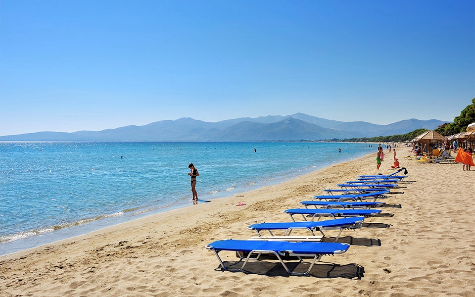 Biển Nea Makri: Là một viên ngọc quý ẩn giấu, biển Nea Makri nằm tại một thị trấn nhỏ trên bờ biển phía đông bắc của Attica - vùng đất bao quanh thủ đô Athens. Thời gian lái xe từ Athens đến đây khoảng 45 phút. Biển Nea Makri: Là một viên ngọc quý ẩn giấu, biển Nea Makri nằm tại một thị trấn nhỏ trên bờ biển phía đông bắc của Attica - vùng đất bao quanh thủ đô Athens. Thời gian lái xe từ Athens đến đây khoảng 45 phút.