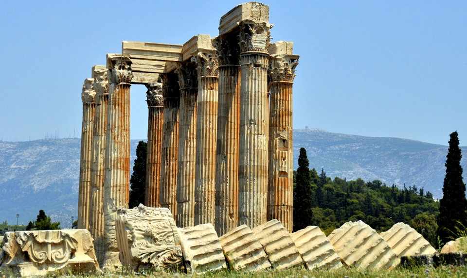 Đền thờ thần Zeus: Điểm thu hút du khách tại khu Olympieon chính là đền Olympian Zeus - một trong những ngôi đền vĩ đại nhất lịch sử cổ đại. Từ ngôi đền thờ vua của các vị thần Olympia này, khách du lịch có góc nhìn toàn cảnh đền Parthenon. Quá trình xây dựng bắt đầu vào thế kỷ thứ 6 TCN, nhưng phải đến 638 năm sau, công trình mới hoàn thành dưới triều đại vua La Mã Hadrian. Đền thờ thần Zeus: Điểm thu hút du khách tại khu Olympieon chính là đền Olympian Zeus - một trong những ngôi đền vĩ đại nhất lịch sử cổ đại. Từ ngôi đền thờ vua của các vị thần Olympia này, khách du lịch có góc nhìn toàn cảnh đền Parthenon. Quá trình xây dựng bắt đầu vào thế kỷ thứ 6 TCN, nhưng phải đến 638 năm sau, công trình mới hoàn thành dưới triều đại vua La Mã Hadrian.