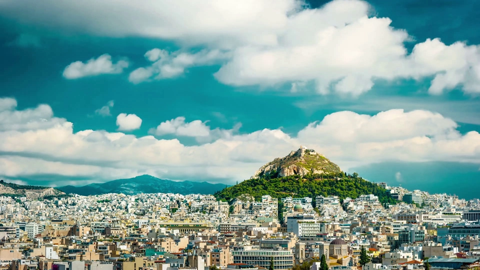 Đồi Lycabettus: Có độ cao 277 m so với mực nước biển, đồi Lycabettus là điểm cao nhất của thủ đô Athens. Chặng đường lên đỉnh đồi vòng quanh núi thực sự thử thách sức chịu đựng và kiên trì của mỗi du khách, đặc biệt trong mùa hè. Đồi Lycabettus: Có độ cao 277 m so với mực nước biển, đồi Lycabettus là điểm cao nhất của thủ đô Athens. Chặng đường lên đỉnh đồi vòng quanh núi thực sự thử thách sức chịu đựng và kiên trì của mỗi du khách, đặc biệt trong mùa hè.