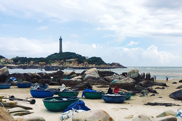 Mũi Kê Gà  Cách TP Phan Thiết khoảng 20 km, vùng biển Kê Gà có cảnh quan hoang sơ, nước xanh trong, những phiến đá kỳ dị và ngọn hải đăng cổ. Từ đất liền, bạn tốn khoảng 50.000 đồng phí cano ra đảo, tham quan hải đăng trăm tuổi, bơi ở vùng nước trong xanh. Du khách có thể cắm trại qua đêm trên đảo, ngủ homestay nhà dân trong đất liền hoặc trở lại Phan Thiết thuê phòng. Ảnh: An Lê.