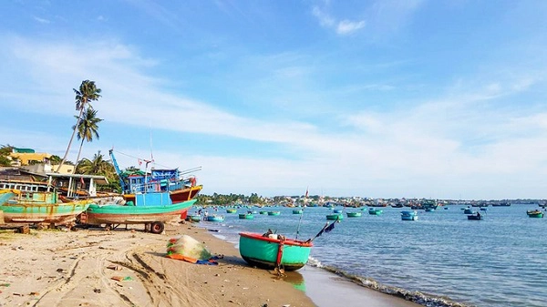 Làng chài  Bạn đừng quên ghé thăm các làng chài ven biển. Đây là nơi sẽ mang lại cho bạn cảm giác nhẹ nhàng khi ngắm nhìn những tàu thuyền nho nhỏ phía xa, nổi bật trên nền trời và biển xanh trong. Đặc biệt, nếu yêu thích nhiếp ảnh thì đây cũng là địa chỉ mang lại cho bạn những tấm ảnh đẹp mắt.