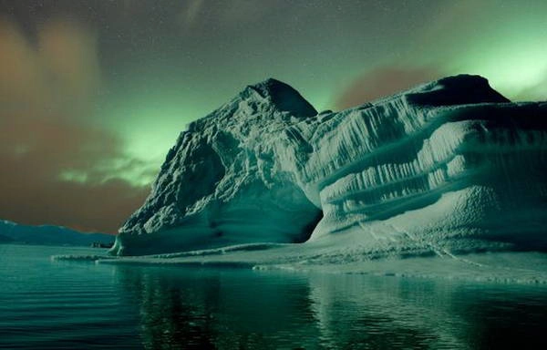 Mây đang che một phần cực quang phía trên một tảng băng trôi ở miền Đông Bắc Greenland - Ảnh: Richard McManus