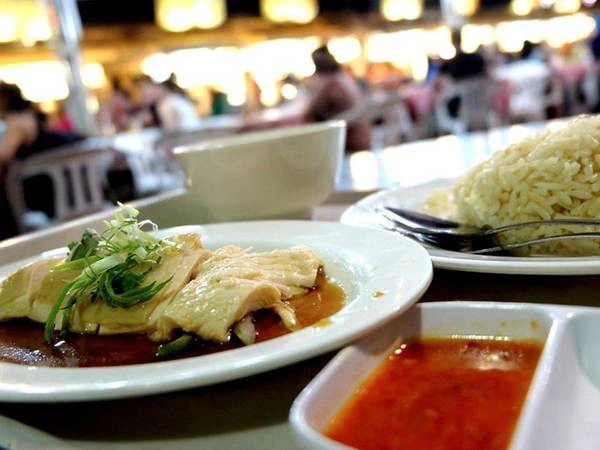 Đồ ăn ngon tuyệt: Ẩm thực là một trong những yếu tố khiến Singapore trở thành điểm đến nổi tiếng. Các món ăn đường phố rất rẻ và ngon. Ngoài ra, bạn còn có thể thưởng thức ẩm thực của các quốc gia khác tại các nhà hàng cao cấp. Ảnh: Business Insider.