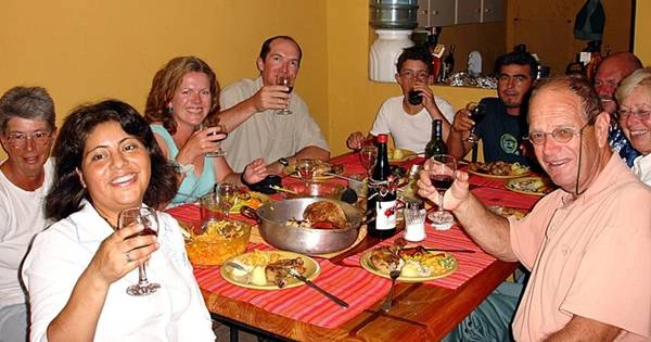Con người: Chile là một trong những dân tộc nồng nhiệt, tuyệt vời và hào phóng nhất thế giới. Họ thường tươi cười và sẵn lòng mời bạn một ly rượu, một bữa ăn. Khi tới đây, bạn nên dành thời gian trò chuyện với người địa phương để được nghe những câu chuyện thú vị. Ảnh: Sapphireoflondon. Con người: Chile là một trong những dân tộc nồng nhiệt, tuyệt vời và hào phóng nhất thế giới. Họ thường tươi cười và sẵn lòng mời bạn một ly rượu, một bữa ăn. Khi tới đây, bạn nên dành thời gian trò chuyện với người địa phương để được nghe những câu chuyện thú vị. Ảnh: Sapphireoflondon.