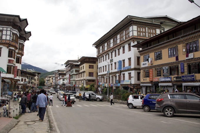 Thủ đô là thành phố lớn nhất của Bhutan Thimphu so với các thành phố lớn trên thế giới thì không thể sánh bằng. Tuy nhiên ở vương quốc hạnh phúc này, đó lại là thành phố lớn nhất với diện tích hơn 26,1 km2, bé hơn quốc đảo Singapore (721,5 km2). Khoảng 100.000 người sinh sống ở Thimphu và mật độ dân số tại đây là 4.000 người mỗi km2. Thimphu còn là trung tâm thương mại, tôn giáo và hành chính của Vương quốc Bhutan. Đó là nơi bạn có thể tìm thấy tất cả cơ quan của các bộ ngành. Gia đình hoàng gia Bhutan cũng sinh sống tại Thimphu. Nếu kỳ vọng sẽ có một cung điện tương đương Buckingham ở đây thì bạn sẽ phải thất vọng vì cung điện hoàng gia Bhutan nhỏ hơn nhiều và không quá nổi bật. Tuy nhiên, pháo đài Thimphu (Tashichho Dzong) là một công trình đồ sộ nơi có ngai vàng, các văn phòng của vua cùng Ban thư ký các bộ Nội vụ và Tài chính. Thủ đô là thành phố lớn nhất của Bhutan Thimphu so với các thành phố lớn trên thế giới thì không thể sánh bằng. Tuy nhiên ở vương quốc hạnh phúc này, đó lại là thành phố lớn nhất với diện tích hơn 26,1 km2, bé hơn quốc đảo Singapore (721,5 km2). Khoảng 100.000 người sinh sống ở Thimphu và mật độ dân số tại đây là 4.000 người mỗi km2. Thimphu còn là trung tâm thương mại, tôn giáo và hành chính của Vương quốc Bhutan. Đó là nơi bạn có thể tìm thấy tất cả cơ quan của các bộ ngành. Gia đình hoàng gia Bhutan cũng sinh sống tại Thimphu. Nếu kỳ vọng sẽ có một cung điện tương đương Buckingham ở đây thì bạn sẽ phải thất vọng vì cung điện hoàng gia Bhutan nhỏ hơn nhiều và không quá nổi bật. Tuy nhiên, pháo đài Thimphu (Tashichho Dzong) là một công trình đồ sộ nơi có ngai vàng, các văn phòng của vua cùng Ban thư ký các bộ Nội vụ và Tài chính.