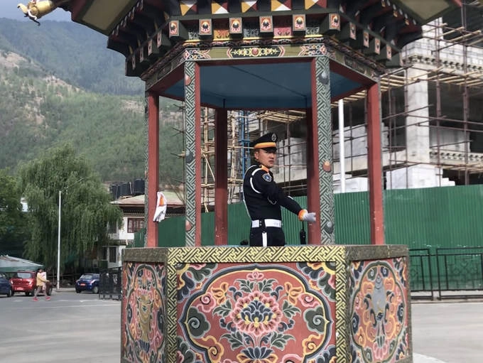 Thủ đô không có đèn giao thông Thimphu là một trong số ít thủ đô trên thế giới không có lấy một cột đèn giao thông. Mọi người thường thắc mắc vậy giao thông ở đây hoạt động ra sao? Thực ra tại Thimphu trên đường phố có lực lượng cảnh sát làm nhiệm vụ phân làn như đèn giao thông. Nếu như bình thường cảnh sát giao thông phân làn khi đèn hiệu không làm việc, ở Thimphu những "đèn giao thông" người này lại là một điều thu hút du khách. Các chốt làm việc của cảnh sát trên phố trở thành điểm du lịch. Thủ đô không có đèn giao thông Thimphu là một trong số ít thủ đô trên thế giới không có lấy một cột đèn giao thông. Mọi người thường thắc mắc vậy giao thông ở đây hoạt động ra sao? Thực ra tại Thimphu trên đường phố có lực lượng cảnh sát làm nhiệm vụ phân làn như đèn giao thông. Nếu như bình thường cảnh sát giao thông phân làn khi đèn hiệu không làm việc, ở Thimphu những "đèn giao thông" người này lại là một điều thu hút du khách. Các chốt làm việc của cảnh sát trên phố trở thành điểm du lịch.