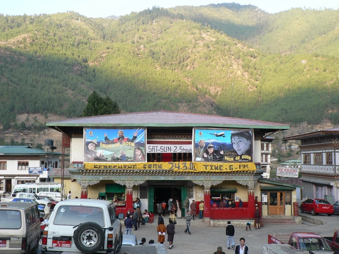Rạp phim không chiếu phim nước ngoài Ở Thimphu chỉ có 3 rạp chiếu phim nhưng bạn không thể tìm được nơi chiếu các bộ phim hot của Hollywood hay các nước châu Á khác. Các rạp phim này không chiếu phim nước ngoài mà chỉ chiếu phim Bhutan không có phụ đề nên khách du lịch cũng khó có thể xem được. Rạp phim không chiếu phim nước ngoài Ở Thimphu chỉ có 3 rạp chiếu phim nhưng bạn không thể tìm được nơi chiếu các bộ phim hot của Hollywood hay các nước châu Á khác. Các rạp phim này không chiếu phim nước ngoài mà chỉ chiếu phim Bhutan không có phụ đề nên khách du lịch cũng khó có thể xem được.
