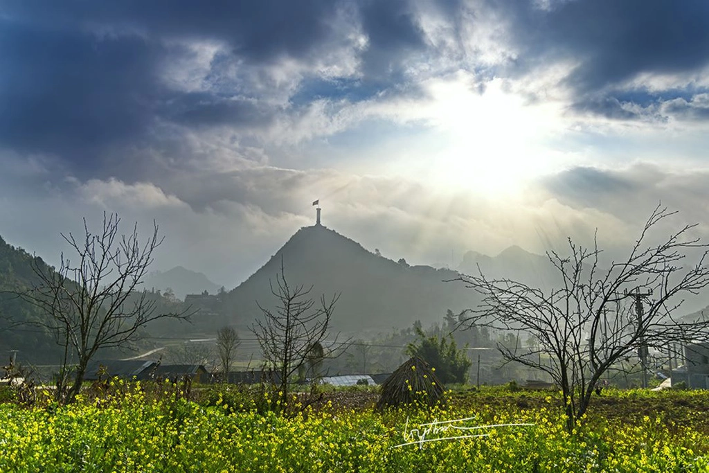 Một địa điểm khác ở vùng núi phía bắc được nhắc đến là Lũng Cú (Hà Giang), điểm địa đầu đất nước. Blogger Fiona, chủ sở hữu trang Fiona travels from Asia, cho biết trải nghiệm đáng thử nhất khi đến Việt Nam là đặt chân đến điểm cực bắc Việt Nam. Fiona miêu tả về kỷ niệm chinh phục Lũng Cú: "Nằm ở độ cao 1.470 m so với mực nước biển, cột cờ Lũng Cú nghiêm trang trong khung cảnh núi non hùng vĩ. Hành trình leo đến đỉnh Lũng Cú khá vất vả, nhưng trải nghiệm bạn nhận được rất xứng đáng". Ảnh: bi_tabu.