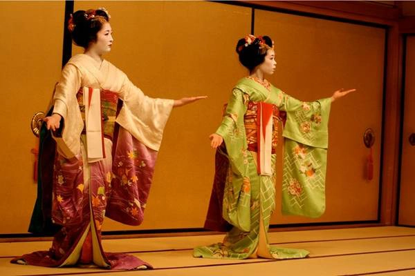 1. Xem geisha hay maiko biểu diễn: Là biểu tượng của vẻ đẹp và sự tinh tế, các geisha biểu diễn các điệu múa truyền thống, được ca ngợi trong thơ ca của Nhật Bản. Họ được đào tạo nghệ thuật pha trà, làm thơ và viết thư pháp. Nghề geisha phát triển rực rỡ từ cuối thế kỷ 18 tới Thế chiến II, khi phụ nữ phải tới làm việc ở nhà máy để phục vụ chiến tranh. Ảnh: Germmagazine. 1. Xem geisha hay maiko biểu diễn: Là biểu tượng của vẻ đẹp và sự tinh tế, các geisha biểu diễn các điệu múa truyền thống, được ca ngợi trong thơ ca của Nhật Bản. Họ được đào tạo nghệ thuật pha trà, làm thơ và viết thư pháp. Nghề geisha phát triển rực rỡ từ cuối thế kỷ 18 tới Thế chiến II, khi phụ nữ phải tới làm việc ở nhà máy để phục vụ chiến tranh. Ảnh: Germmagazine.