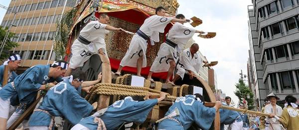6. Trải nghiệm lễ hội của đạo Shinto: Đạo Shinto truyền thống dựa trên tục thờ cúng tổ tiên là một phần không thể thiếu trong cuộc sống thường ngày của người Nhật. Các tín đồ tôn thờ tự nhiên, do đó bạn sẽ thấy các lễ hội cầu mùa màng bội thu vào mùa xuân và lễ thu hoạch vào mùa thu. Đừng bỏ qua những lễ hội được nhiều người yêu thích như Kanamara Phallus và Gion (Kyoto). Ảnh: Nippon. 6. Trải nghiệm lễ hội của đạo Shinto: Đạo Shinto truyền thống dựa trên tục thờ cúng tổ tiên là một phần không thể thiếu trong cuộc sống thường ngày của người Nhật. Các tín đồ tôn thờ tự nhiên, do đó bạn sẽ thấy các lễ hội cầu mùa màng bội thu vào mùa xuân và lễ thu hoạch vào mùa thu. Đừng bỏ qua những lễ hội được nhiều người yêu thích như Kanamara Phallus và Gion (Kyoto). Ảnh: Nippon.