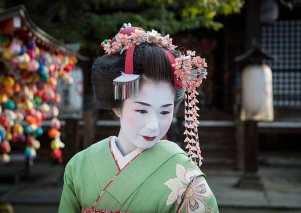 Du khách có thể xem các buổi biểu diễn miễn phí vào một số thời điểm trong năm. Bình thường, giá vé cũng khá dễ chịu, đắt nhất khoảng 4.500 yên (37 USD), gồm cả một buổi tiệc trà với maiko (geisha tập sự) trước giờ trình diễn. Ảnh: Daily Mail. Du khách có thể xem các buổi biểu diễn miễn phí vào một số thời điểm trong năm. Bình thường, giá vé cũng khá dễ chịu, đắt nhất khoảng 4.500 yên (37 USD), gồm cả một buổi tiệc trà với maiko (geisha tập sự) trước giờ trình diễn. Ảnh: Daily Mail.