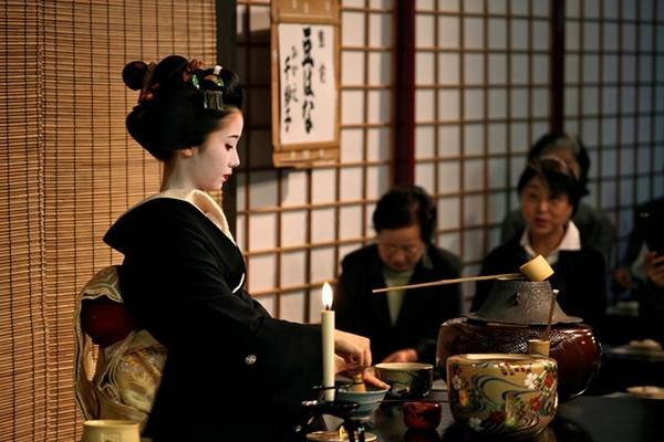 Tokyo có các buổi biểu diễn này vào dịp mùa xuân hoặc mùa thu, cùng tiệc trà thường niên ở đền Kitano Tenmangu vào ngày 25/2. Trong tiệc trà, các geisha và maiko sẽ phục vụ hơn 3.000 khách tới ngắm hoa mận. Họ cũng phục vụ bia vào mùa hè ở rạp hát Kamishichiken Kaburenjo. Gion Shinmonso Ryokan cũng có vườn bia geisha với các điệu múa truyền thống vào buổi tối. Ảnh: Mcisf. Tokyo có các buổi biểu diễn này vào dịp mùa xuân hoặc mùa thu, cùng tiệc trà thường niên ở đền Kitano Tenmangu vào ngày 25/2. Trong tiệc trà, các geisha và maiko sẽ phục vụ hơn 3.000 khách tới ngắm hoa mận. Họ cũng phục vụ bia vào mùa hè ở rạp hát Kamishichiken Kaburenjo. Gion Shinmonso Ryokan cũng có vườn bia geisha với các điệu múa truyền thống vào buổi tối. Ảnh: Mcisf.