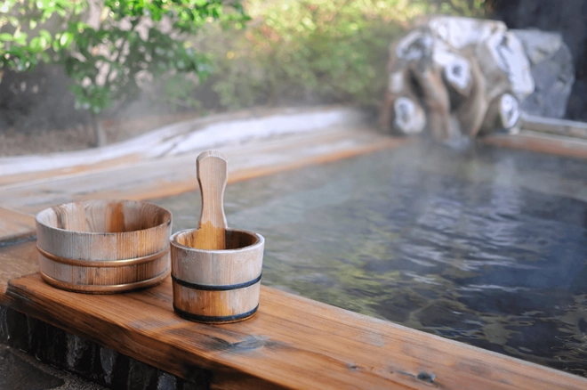 Nhiều gia đình thường đi nghỉ ở các khu suối nước nóng như ở Atami, nơi bạn có thể nghỉ qua đêm và thăm thú nhiều suối nước nóng quanh vùng. Ảnh: Macaronmagazine. Nhiều gia đình thường đi nghỉ ở các khu suối nước nóng như ở Atami, nơi bạn có thể nghỉ qua đêm và thăm thú nhiều suối nước nóng quanh vùng. Ảnh: Macaronmagazine.