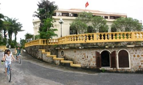 Biệt thự Bảo Đại - Đồ Sơn, Hải Phòng: Toàn quyền Đông Dương cho xây dựng biệt thự này từ năm 1928, với hình bát giác theo kiến trúc Pháp, sau đó tặng vua Bảo Đại. Biệt thự có phòng tiếp khách, phòng họp, phòng ngủ của vua, hoàng hậu, các hoàng tử và công chúa. Đến đây, bước chân lên đỉnh đồi Vung, du khách có thể ngắm toàn cảnh Đồ Sơn từ độ cao gần 40 m so với mặt nước biển. Hiện tại Biệt thự Bảo Đại do Công ty du lịch Đồ Sơn khai thác, có các dịch vụ tham quan lưu trú. Ảnh: Báo Hải Phòng. Biệt thự Bảo Đại - Đồ Sơn, Hải Phòng: Toàn quyền Đông Dương cho xây dựng biệt thự này từ năm 1928, với hình bát giác theo kiến trúc Pháp, sau đó tặng vua Bảo Đại. Biệt thự có phòng tiếp khách, phòng họp, phòng ngủ của vua, hoàng hậu, các hoàng tử và công chúa. Đến đây, bước chân lên đỉnh đồi Vung, du khách có thể ngắm toàn cảnh Đồ Sơn từ độ cao gần 40 m so với mặt nước biển. Hiện tại Biệt thự Bảo Đại do Công ty du lịch Đồ Sơn khai thác, có các dịch vụ tham quan lưu trú. Ảnh: Báo Hải Phòng.
