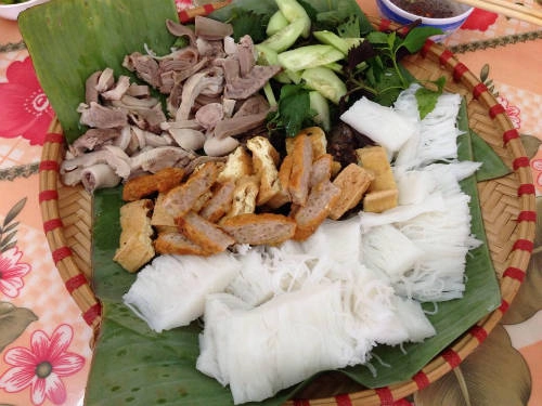  Bún đậu mắm tôm: Từng miếng bún trắng ăn cùng với đậu, chả cốm rán vàng đẹp mắt, thịt chân giò thái mỏng, tất cả hòa quyện trong vị đậm đà, thơm ngon đặc trưng của mắm tôm, kết hợp hài hòa với mùi thơm nhẹ của rau kinh giới tạo nên món ăn nhẹ nhàng thanh mát cho ngày đầu năm. Những quán bún đậu ngon ở: ngõ Tràng Tiền, ngõ Phất Lộc, Hàng Khay, Hàng Than… Ảnh: Má Lúm.