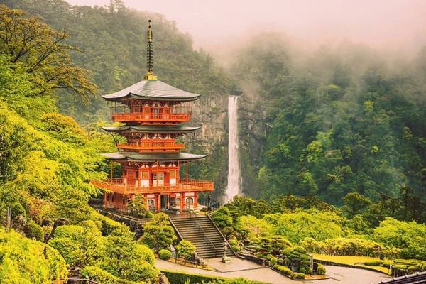 Kumano Kodo Kumano Kodo cũng là tuyến đường hành hương nổi tiếng với ngôi đền được UNESCO công nhận là di sản văn hóa thế giới. Có 3 cung đường leo núi chính cho du khách. Ảnh: globalcommute