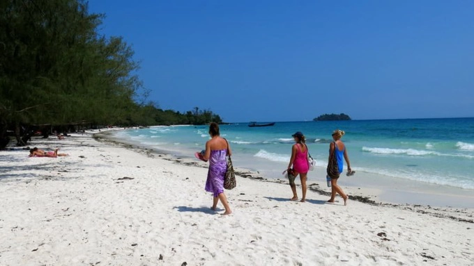 Koh Rong Trước đây Koh Rong chỉ có vài căn bungalow cho khách nghỉ dưỡng nằm dọc theo các bờ biển cát trắng trải dài, liền kề với những khu rừng rậm rạp. Hòn đảo vẫn được coi là một nơi tách biệt với khu dân cư, nhưng vài năm gần đây khi hàng loạt điểm lưu trú mọc lên khiến nơi này trở thành thiên đường cho dân du lịch bụi. Theo CNN, tuy Koh Rong chưa phát triển quá nhiều, nơi này vẫn là một điểm "phải tới" ở Campuchia dành cho người muốn có làn da rám nắng ban ngày và đêm xuống được quay cuồng trong tiệc tùng. Koh Rong Trước đây Koh Rong chỉ có vài căn bungalow cho khách nghỉ dưỡng nằm dọc theo các bờ biển cát trắng trải dài, liền kề với những khu rừng rậm rạp. Hòn đảo vẫn được coi là một nơi tách biệt với khu dân cư, nhưng vài năm gần đây khi hàng loạt điểm lưu trú mọc lên khiến nơi này trở thành thiên đường cho dân du lịch bụi. Theo CNN, tuy Koh Rong chưa phát triển quá nhiều, nơi này vẫn là một điểm "phải tới" ở Campuchia dành cho người muốn có làn da rám nắng ban ngày và đêm xuống được quay cuồng trong tiệc tùng.