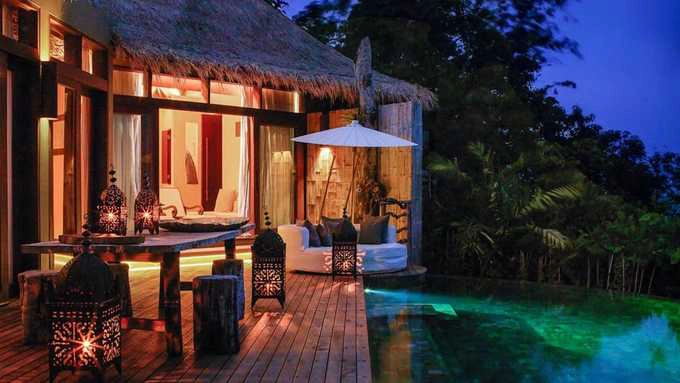 Ở Song Saa có một khu nghỉ dưỡng gồm 24 căn villa sẽ mang đến cho du khách trải nghiệm trọn gói độc đáo ở Campuchia, với không gian biển được bảo tồn rất tốt. Một đêm nghỉ ở đây giá 3.000 USD. Ở Song Saa có một khu nghỉ dưỡng gồm 24 căn villa sẽ mang đến cho du khách trải nghiệm trọn gói độc đáo ở Campuchia, với không gian biển được bảo tồn rất tốt. Một đêm nghỉ ở đây giá 3.000 USD.