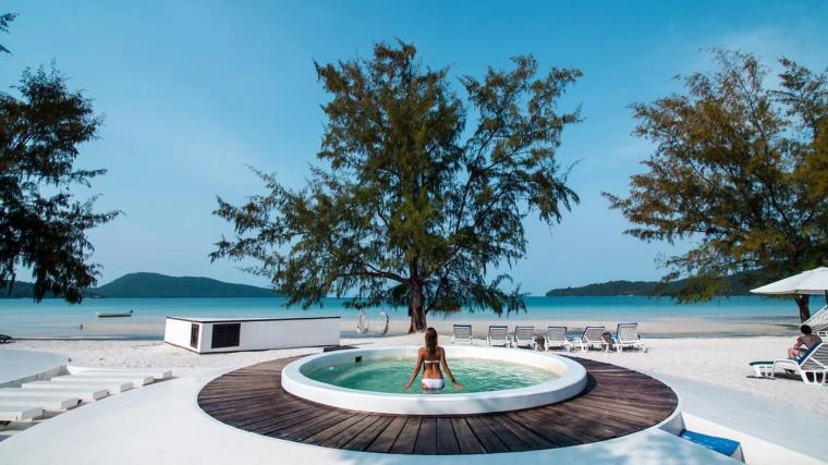 Koh Rong Sanloem: Đây là hòn đảo rất quen thuộc với dân expat (người nước ngoài định cư ở nước khác) ở Phnom Penh. Ở Saracen Bay, một vịnh nhỏ hình trái tim có làn nước xanh màu ngọc bích và các bãi cát trắng thoải, có rất nhiều khu nghỉ dưỡng từ đơn sơ tới sang trọng. Mặt kia của đảo là bãi Sunset, nơi lý tưởng để du khách ngắm hoàng hôn. Ngoài thư thái nghỉ dưỡng, du khách có thể khám phá làng chài M'phey Bei, chèo thuyền, bơi, lặn, hoặc đơn giản là nằm lười dưới bóng dừa và đọc sách. Koh Rong Sanloem: Đây là hòn đảo rất quen thuộc với dân expat (người nước ngoài định cư ở nước khác) ở Phnom Penh. Ở Saracen Bay, một vịnh nhỏ hình trái tim có làn nước xanh màu ngọc bích và các bãi cát trắng thoải, có rất nhiều khu nghỉ dưỡng từ đơn sơ tới sang trọng. Mặt kia của đảo là bãi Sunset, nơi lý tưởng để du khách ngắm hoàng hôn. Ngoài thư thái nghỉ dưỡng, du khách có thể khám phá làng chài M'phey Bei, chèo thuyền, bơi, lặn, hoặc đơn giản là nằm lười dưới bóng dừa và đọc sách.