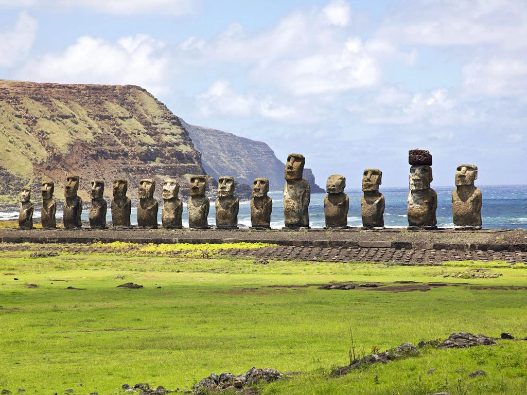 Đảo Phục Sinh (Chile): Tọa lạc phía Đông Nam Thái Bình Dương, đảo Phục Sinh cách lục địa hơn 3.000 km. Năm 1955, vườn quốc gia Rapa Nui trên đảo được UNESCO công nhận là Di sản Thế giới. Nơi đây trở thành một trong những hòn đảo có người hẻo lánh nhất trên trái đất, từng là chỗ cư trú của người Rapa Nui - tác giả tạo nên gần 1.000 bức tượng đá độc đáo còn tồn tại cho đến ngày nay. Ảnh: Business Insider.