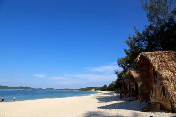 Lều vịt nhìn ra phía trước là biển Hồng Vàn xanh ngắt Lều vịt nhìn ra phía trước là biển Hồng Vàn xanh ngắt