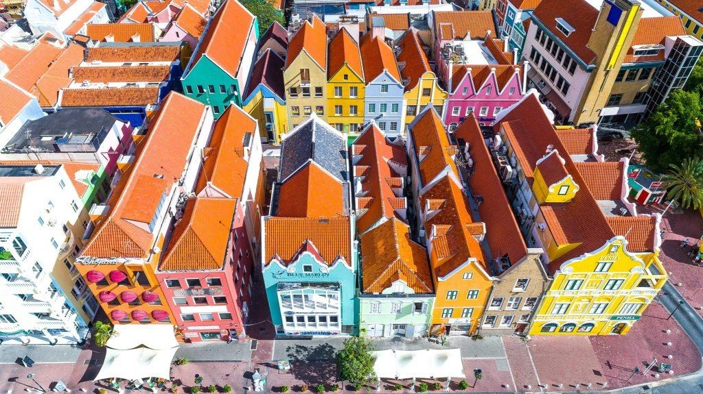 1. Cơ sở hạ tầng hiện đại: Curacao sở hữu cây cầu cao nhất vùng Caribbean. Sửa chữa tàu là ngành công nghiệp lớn nhất trên đảo. Những công trình đồ sộ ở đảo quốc này sẽ khiến bạn có cảm giác như đang lạc vào thế giới Disneyland. 1. Cơ sở hạ tầng hiện đại: Curacao sở hữu cây cầu cao nhất vùng Caribbean. Sửa chữa tàu là ngành công nghiệp lớn nhất trên đảo. Những công trình đồ sộ ở đảo quốc này sẽ khiến bạn có cảm giác như đang lạc vào thế giới Disneyland.