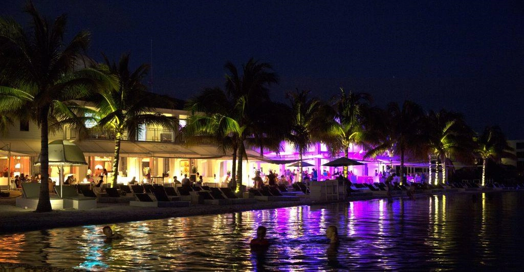 2. Tiệc tùng nhộn nhịp: Cuộc sống ở Curacao trở nên sôi động hơn về đêm với các lễ hội âm nhạc, quán bar có DJ và nhạc sống. Dành một đêm để hòa mình vào không khí sôi động nơi đây sẽ giúp bạn giải tỏa những căng thẳng, mệt mỏi. 2. Tiệc tùng nhộn nhịp: Cuộc sống ở Curacao trở nên sôi động hơn về đêm với các lễ hội âm nhạc, quán bar có DJ và nhạc sống. Dành một đêm để hòa mình vào không khí sôi động nơi đây sẽ giúp bạn giải tỏa những căng thẳng, mệt mỏi.