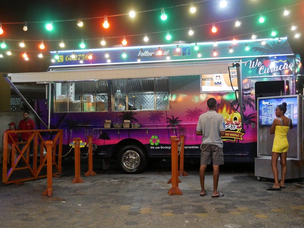 3. Thiên đường ẩm thực trên xe tải: Đến Curacao, bạn sẽ dễ dàng tìm thấy truk di pan (xe tải bánh mì). Những chiếc xe tải đủ màu sắc chở đầy thức ăn đã có mặt trên đảo hơn 30 năm. Món sườn, khoai tây chiên ngập nước sốt đậu phộng đã làm nên thương hiệu của những chiếc xe chuyên xuất hiện vào ban đêm. Giá một phần ăn chỉ dao động từ 7 USD. 3. Thiên đường ẩm thực trên xe tải: Đến Curacao, bạn sẽ dễ dàng tìm thấy truk di pan (xe tải bánh mì). Những chiếc xe tải đủ màu sắc chở đầy thức ăn đã có mặt trên đảo hơn 30 năm. Món sườn, khoai tây chiên ngập nước sốt đậu phộng đã làm nên thương hiệu của những chiếc xe chuyên xuất hiện vào ban đêm. Giá một phần ăn chỉ dao động từ 7 USD.