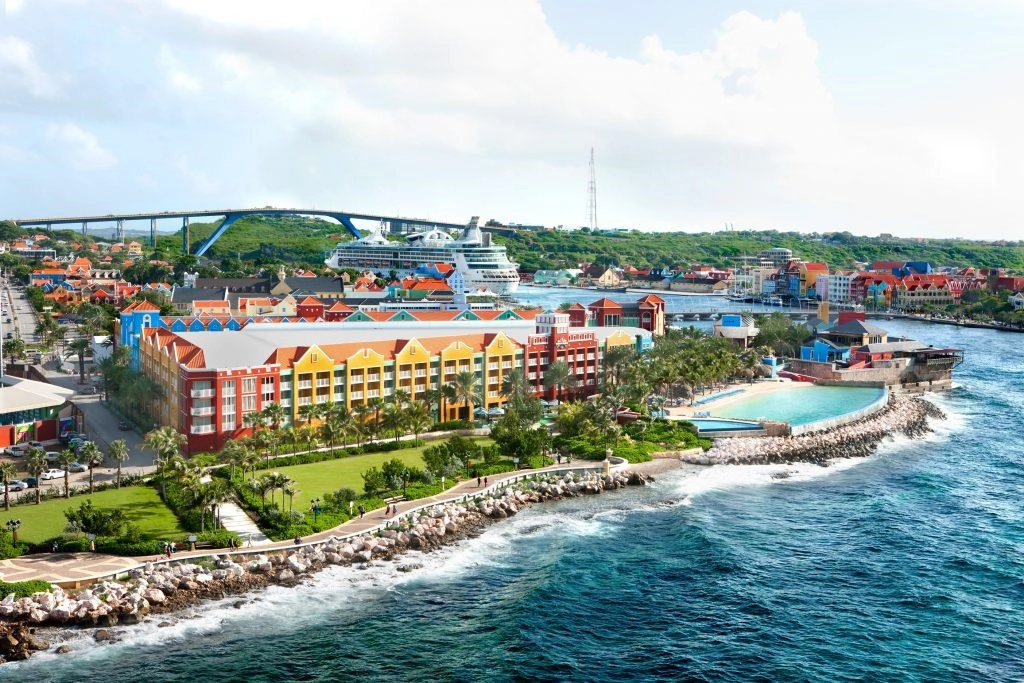 4. Phù hợp với mọi đối tượng: Đảo quốc Curacao có nhiều hoạt động vui chơi, giải trí phù hợp với mọi độ tuổi. Dù bạn đi với nhóm bạn, gia đình, người già hay trẻ nhỏ, nơi đây đều đáp ứng đầy đủ dịch vụ thú vị để trải nghiệm. Những du khách yêu thích khám phá có thể tham gia lặn biển. Các dịch vụ lưu trú cũng đa dạng cho bạn lựa chọn, từ khu nghỉ dưỡng 5 sao đến nhà trọ bình dân. Với hơn 40 bãi biển trên đảo, bạn cũng sẽ dễ dàng tìm thấy thiên đường cho riêng mình. 4. Phù hợp với mọi đối tượng: Đảo quốc Curacao có nhiều hoạt động vui chơi, giải trí phù hợp với mọi độ tuổi. Dù bạn đi với nhóm bạn, gia đình, người già hay trẻ nhỏ, nơi đây đều đáp ứng đầy đủ dịch vụ thú vị để trải nghiệm. Những du khách yêu thích khám phá có thể tham gia lặn biển. Các dịch vụ lưu trú cũng đa dạng cho bạn lựa chọn, từ khu nghỉ dưỡng 5 sao đến nhà trọ bình dân. Với hơn 40 bãi biển trên đảo, bạn cũng sẽ dễ dàng tìm thấy thiên đường cho riêng mình.