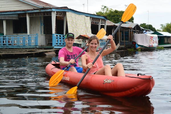 Chèo thuyền kayak trên sông Stung Sangke.