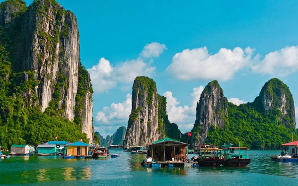 Nếu có dịp được tận mắt chứng kiến khung cảnh hùng vĩ nơi đây, du khách sẽ biết được vì sao Vịnh Hạ Long lại được yêu thích đến vậy. Ảnh: Lifehack vietnam-ivivu-2