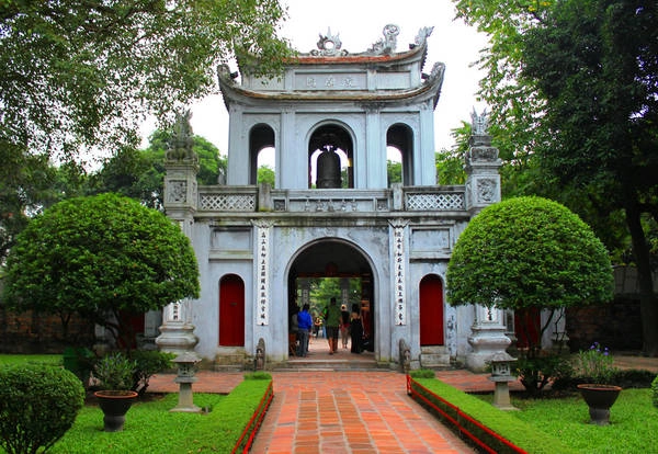 Văn Miếu được xây dựng vào năm 1070, và là trường đại học đầu tiên của Việt Nam. Ảnh: Lifehack vietnam-ivivu-4