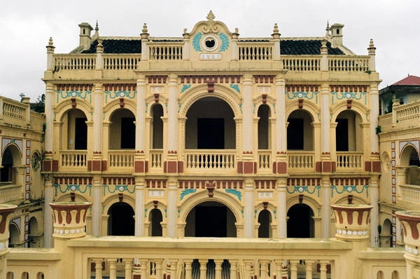 Dinh thự đặc biệt này được xây dựng từ năm 1914 và hoàn thành vào năm 1921. Ảnh: Lifehack vietnam-ivivu-6