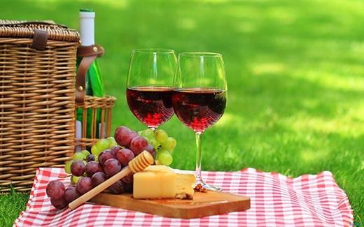 Khi bạn đi du lịch một mình, bạn sẽ dành nhiều thời gian để ăn một mình.