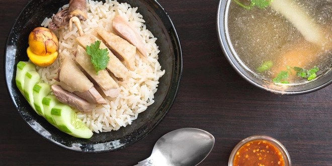 Cơm gà Hải Nam hút hồn thực khách nhờ hương vị thơm ngon, cơm dẻo, gà mềm và nước sốt đậm đà vừa miệng. Cơm gà Hải Nam hút hồn thực khách nhờ hương vị thơm ngon, cơm dẻo, gà mềm và nước sốt đậm đà vừa miệng.
