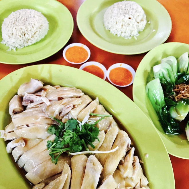 Cơm gà ngon phải đảm bảo hạt cơm dẻo tơi, không bết dính nhưng cũng không rời rạc. Gà luộc mềm nhưng không bở, kết hợp với sốt tạo nên một vị ngon riêng biệt, khó có thể lẫn lộn với cơm gà ở các quốc gia khác. Cơm gà ngon phải đảm bảo hạt cơm dẻo tơi, không bết dính nhưng cũng không rời rạc. Gà luộc mềm nhưng không bở, kết hợp với sốt tạo nên một vị ngon riêng biệt, khó có thể lẫn lộn với cơm gà ở các quốc gia khác.