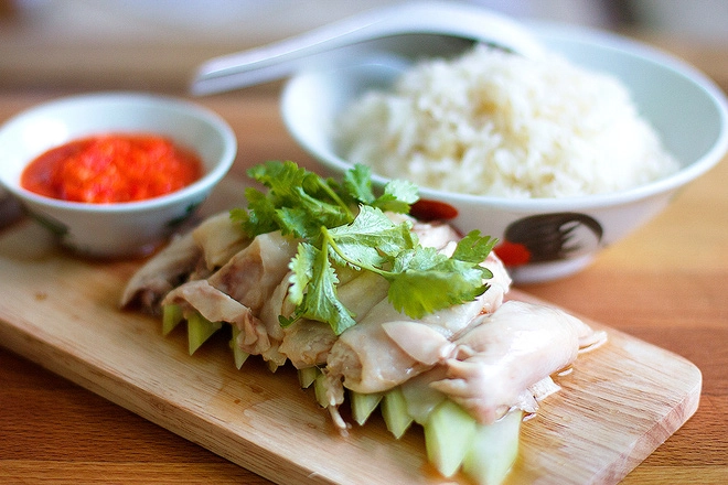 Tại Singapore, bạn có thể thưởng thức món ăn ở nhiều nơi, từ nhà hàng hàng sang đến những tiệm ăn nhỏ. Một số những địa chỉ ăn cơm gà uy tín là cơm gà Hải Nam Tian Tian khu Maxwell Food Centre hay chuỗi cửa hàng bán cơm gà Hải Nam Boon Tong Kee với 7 chi nhánh trên khắp Singapore. Giá cho món ăn này từ 4 - 7 đô la Singapore/ phần. Tại Singapore, bạn có thể thưởng thức món ăn ở nhiều nơi, từ nhà hàng hàng sang đến những tiệm ăn nhỏ. Một số những địa chỉ ăn cơm gà uy tín là cơm gà Hải Nam Tian Tian khu Maxwell Food Centre hay chuỗi cửa hàng bán cơm gà Hải Nam Boon Tong Kee với 7 chi nhánh trên khắp Singapore. Giá cho món ăn này từ 4 - 7 đô la Singapore/ phần.