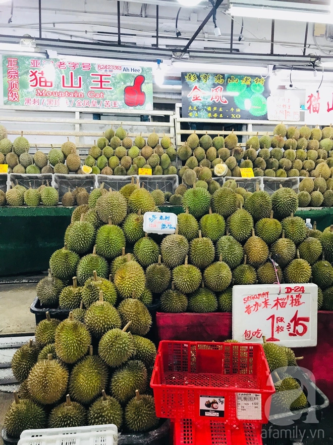 Sầu riêng ở Singapore có nhiều loại, nhiều mức giá, từ vài chục đô cho đến vài đô một quả. (Ảnh HT) Sầu riêng ở Singapore có nhiều loại, nhiều mức giá, từ vài chục đô cho đến vài đô một quả. (Ảnh HT)