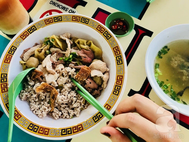 Mì khô tô lớn giá 10 đô là món ăn được nhiều người gọi nhất. (ảnh HT) Mì khô tô lớn giá 10 đô là món ăn được nhiều người gọi nhất. (ảnh HT)